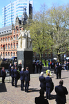 904189 Afbeelding van de kranslegging bij het monument voor tijdens de oorlog gevallen spoorwegpersoneel aan het ...